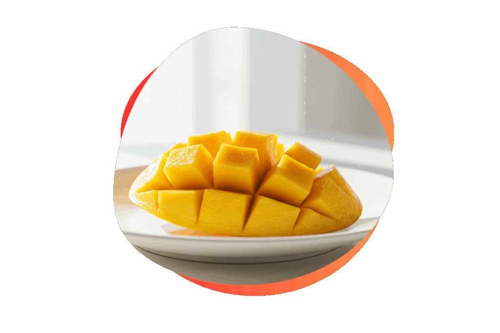 白い皿に乗っている網目状にカットされたマンゴー