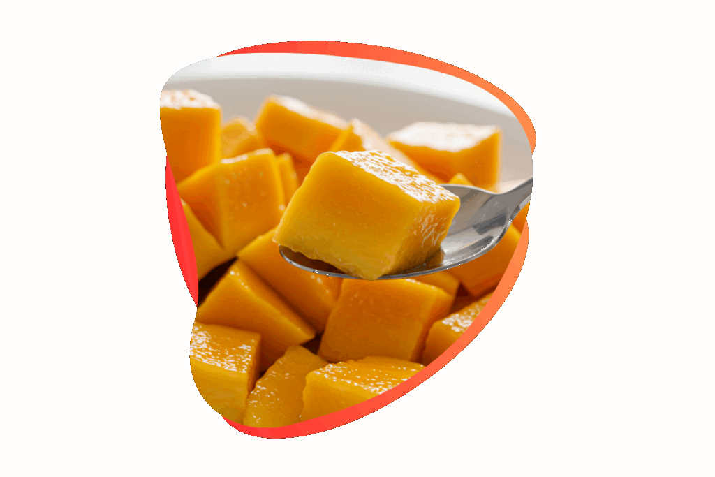 スプーンですくった一粒一粒カットされたマンゴー
