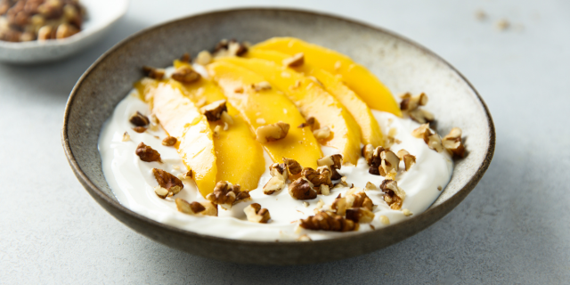 マンゴーとグラノーラをかけたヨーグルト