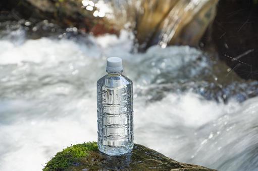 透き通った水が入っているペットボトルと透き通った水が流れている川